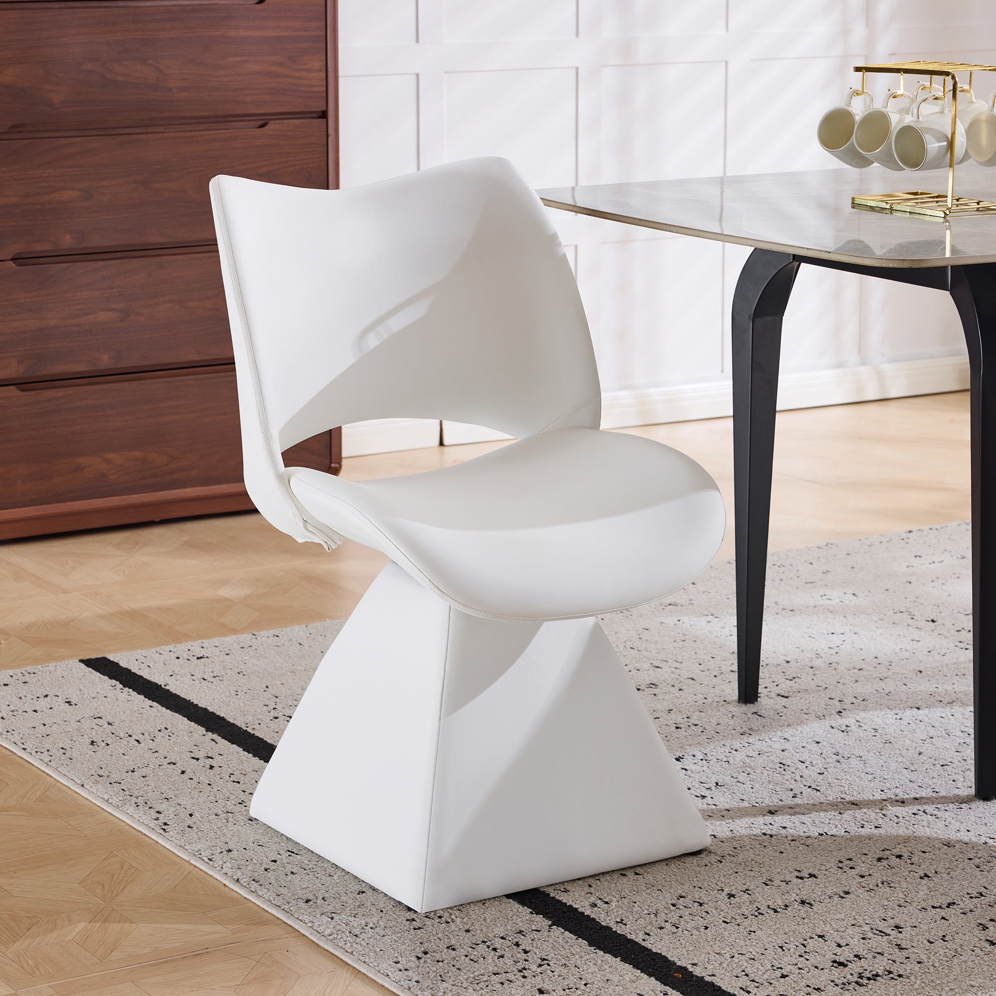 Chaise pivotante moderne en similicuir