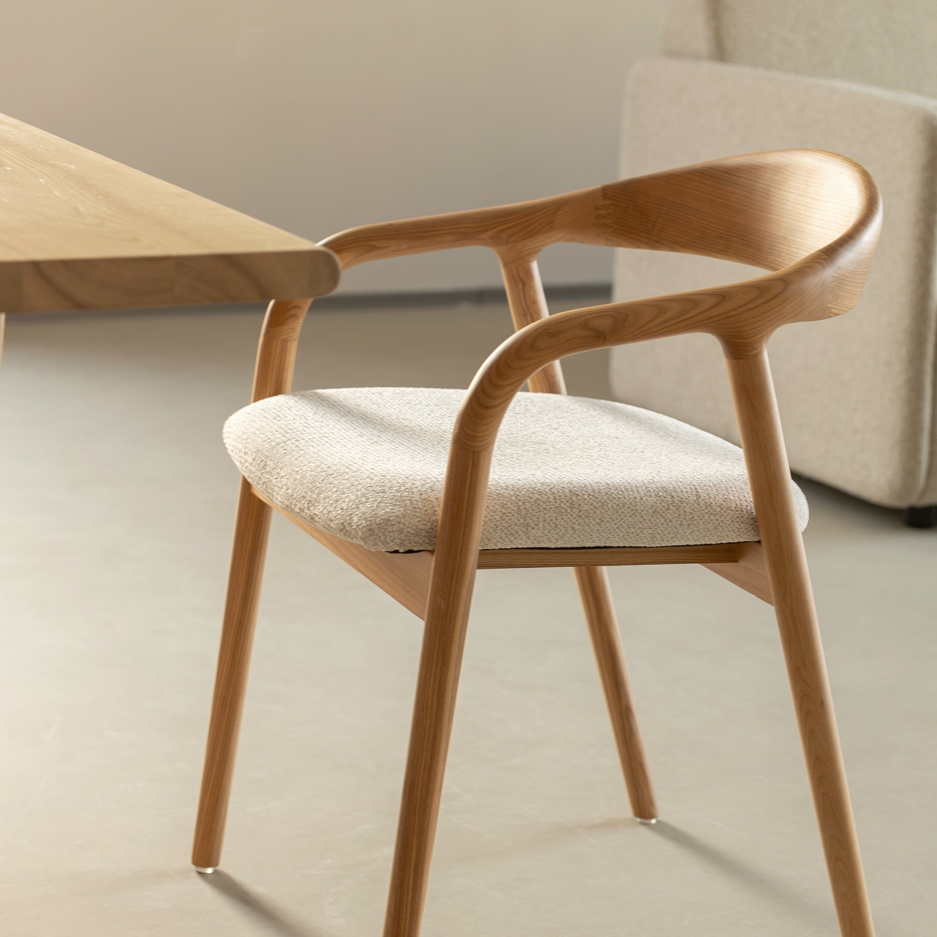 Chaise en bois massif avec accoudoirs