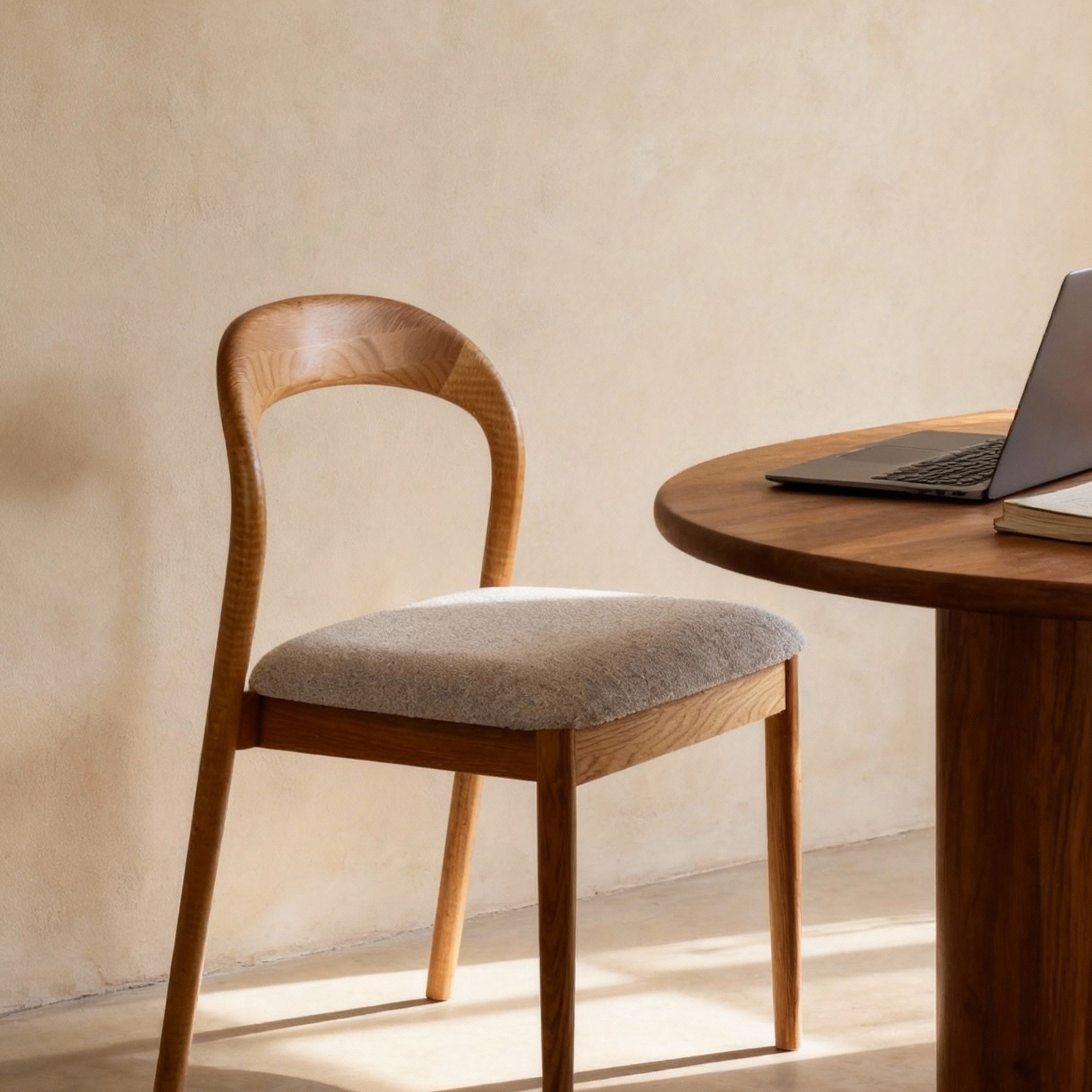 Chaise en bois massif à dossier courbé